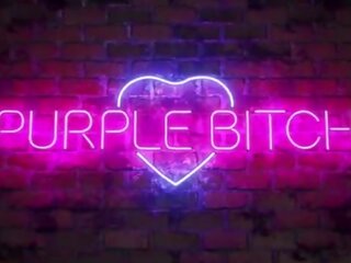 Lojë kostumesh znj ka i parë seks kapëse me një fan nga purple i zbukuruar grua
