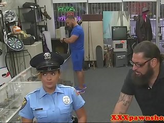 Kecil mungil polisi dibajak di pawnshop untuk uang tunai