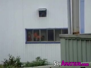 Fönstertittare spioneri en par har xxx klämma på spyamateur.com